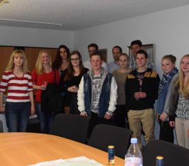 Im Holziker Gemeinderateszimmer fand sich eine grosse Gruppe Jungbürger zusammen, sie wurden betreut von verschiedenen Leuten aus dem Gemeinderat, der Verwaltung und vom Techniker