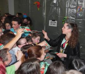 Grossandrang für ein Autogramm von «Steff la Cheffe»