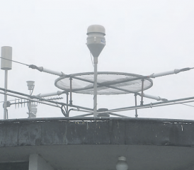 Die Sendeanlagen von früher befinden sich im Museum. An deren Stelle steht auf dem Blosenberg ein Betriebsgebäude mit einem «Impaktor» auf dem Dach, Luft wird angesaugt und gemessen. (Bild: rc.)