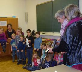 Die Kindergartenkinder staunten nicht schlecht, als sie "mit dem Staubsauger singen" sollten.