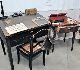 Die Schule von damals: Schiefertafel, Feder undTintenfass sowie Nähschachtel mit Inhalt.