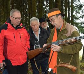 Eine perfekte Ausrüstung ist wichtig: Richard Zuckschwerdt (re.) erklärt den Gästen die Flinte