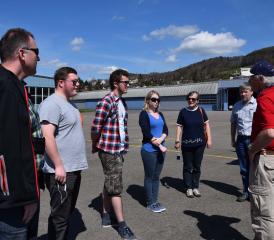 Gespannt lassen sich die frischgebackenen Berufsleute den Flieger erklären