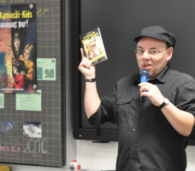 Die Abenteuer der Kaminski-Kids im Gepäck: Autor Carlo Meier am Leseabend im Pfrundmattschulhaus II in Reinach. (Bild: hg.)