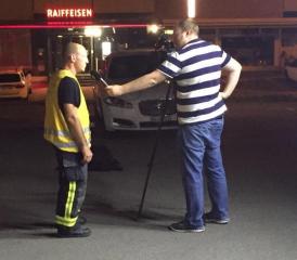 Ein Feuerwehrmann gibt nach dem speziellen Einsatz Auskunft (Bild: Facebook/Feuerwehr Mittleres Wynental)