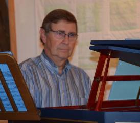 Mozart stand Pate zu den gediegenen Musikstücken, dargeboten von Fritz Bär auf dem Cembalo