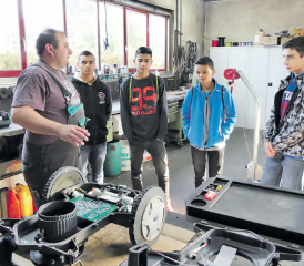 Wer hat das Gefühl für Motoren?: Peter Dätwyler (li.) von der Firma E. Beck in Oberkulm erklärt in derWerkstatt den Beruf des Motorgerätemechanikers. (Bild: moha.)