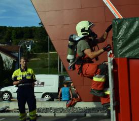 Bereits der 1. Posten brachte die Atemschützler ins Schwitzen. In einem dunklen Conainer, gefüllt mit Petflaschen mussten Bilder gefunden und kommentiert werden