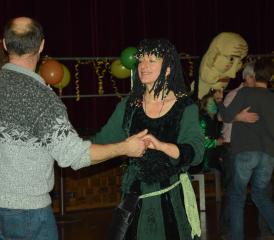 Masken waren kaum auszumachen, aber das Tanzbein wurde kräftig geschwungen