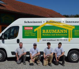 Baumann Holzbau und Schreinerei in Schöftland mit Ruedi Baumann, dem Zimmermann Hansueli Götschmann, dem Lehrling Joël Müller und Freddy Schenk (v.l.).
