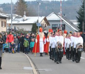 Trychler, Chläuse, Schmutzli und Gefolge nähern sich der Biberburg