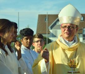 Er mischte sich unter die Ministranten: Bischof Felix Gmür war in Schöftland zu Gast