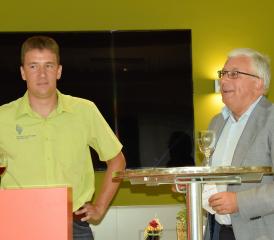 Der Oenologe, Michael Deppeler (li.) wird vom "alten Hasen", Ruedi Wirth im Foyer der Raiffeisenbank Gränichen vorgestellt