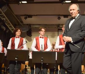 Er darf stolz sein auf "seine Truppe": Dirigent Heinz Müller