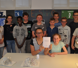 Die Jungautoren präsentieren ihr Erstlingswerk (Bild: hg.)