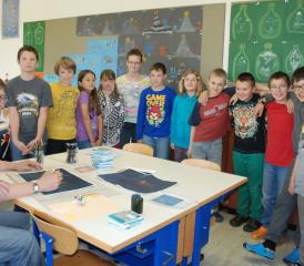 Daniel Gerhard erklärt seiner Gruppe die Philosophie des Malers Paul Klee