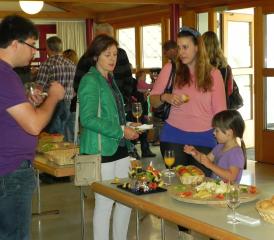 Apéro im Foyer der Wynenschulanlage