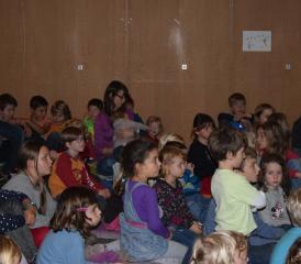 Voller Spannung hängen dieses Kids an den Lippen der Märchenerzählerin
