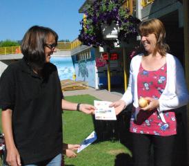 Therese Hürzeler (re.) nimmt von Doris Baumann die Startliste entgegen