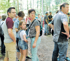 Erwartungsvoll vor dem Start: Erfreulich viele Teilnehmer fanden sich im Seener Wald ein. (Bild: hh.)