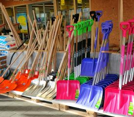 Keine Mangelware wegen Schneemangels: Schneeschaufeln in allen Farben.