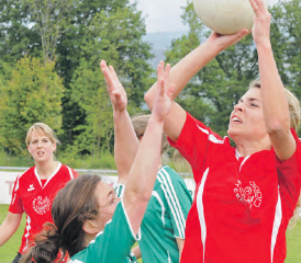 Martina Gloor, beobachtet von Madeleine Sinniger (hinten links / Bild: wr)