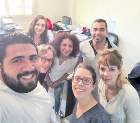 Im Libanon: Stefanie Bertschi (unten rechts im weissen Shirt) mit einem Teil des Medair-Teams. (Bilder: zVg.)