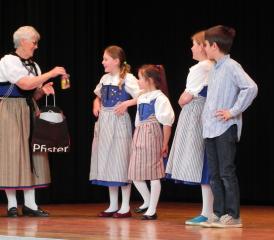 Die Kinder durfte für ihren gelungenen Auftritt bunte Geschenksäckli entgegennehmen.