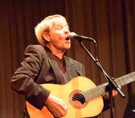 So kennt ihn die Welt: Tinu Heiniger aus voller Kehle zur Gitarre