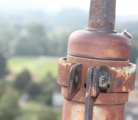 Der Menziker Kirchturm rundum sanierungsbedürftig: Rost und fehlende Schraube bei der Befestigung der Wetterfahne und eindringendes Wasser verursachten Fäulnis im Dachgebälk. (Bild: zVg.)