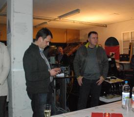 Stolz zeigt Bruno Altherr (re.) seine historische Druckerei.