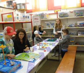 Mitten im Spiele-Angebot werden altersgerechte Spiele vorgeführt