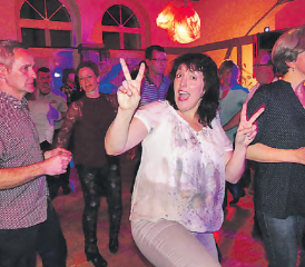 Fröhliche Stimmung an der vierten Ü45-Tanzparty im Zetzwiler Bären. (Bilder: eh.)
