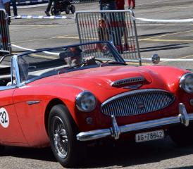 Er lacht hinter dem Steuer des Austins wie ein Maikäfer: Ernesto Werffeli