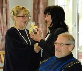 Beatrice Wallimann (re.) beschenkt Pfarrerin Nadine Hassler Bütschi als Dank für ihr Engagement