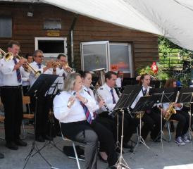 Auf dem Bolliger-Hof auf der Suhre spielte die Musikgesellschaft Schmiedrued auf