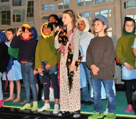 Eine grosse Kreativgruppe überraschte die Kirchenbesucher mit einem Singspiel