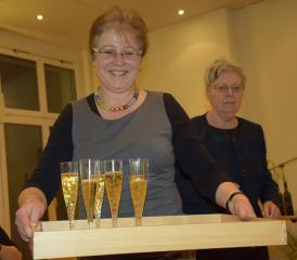 Die Präsidentin, Dorothee Doswald, kreuzt auf mit Cüpchen