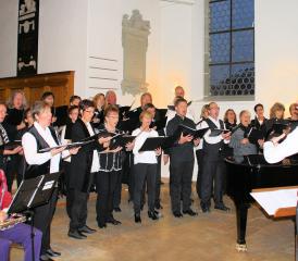 Der Staffelbacher Chor mit bekannten Liedern…
