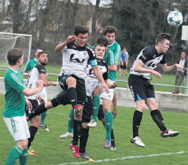 Gontenschwils Dawid Skrzypczak (2.v.re.) scheitert mit seinem Kopfball. (Bild: Otto Lüscher)