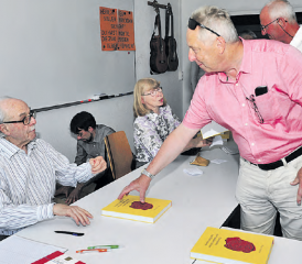 Mit persönlicherWidmung desAutors:Peter Steiner,derVerfasser des Dürrenäscher Steiner-Buches, war im Anschluss an die Vernissage ein gefragter Mann. (Bild: msu.)