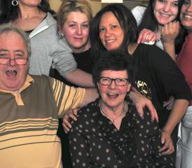 Ein Chratten voller schöner Frauen – und mittendrin Max mit seiner Beatrice vom Zihl.