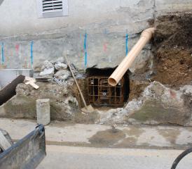 Die Stützmauer ist weg, das Haus muss neu unterfangen werden