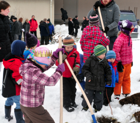 Auch die Jungmannschaft wollte sich beim Spatenstich zur Lenzchile nützlich machen. (Bild: Martin Suter)
