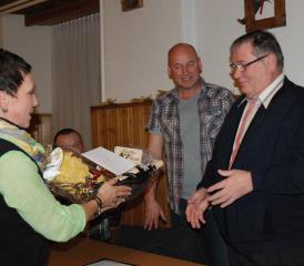 Charlotte Schlatter beschenkt den scheidenden Präsidenten Werner Brönnimann.