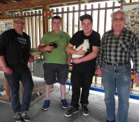 (v.li.) Kaninchenobmann Peter Kissling, Sven Schaufelbagger, Jan Kissling und Präsident Fritz Fäs.