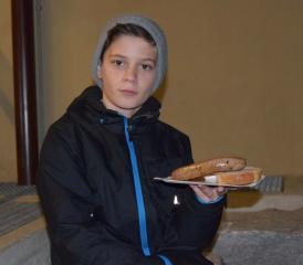 Er hats geschafft: Die Grillwurst gehörte zu den begehrtesten Artikeln am Weihnachtsmarkt.