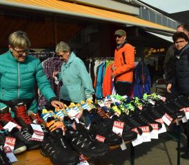Der Markt bietet einheimischen Geschäftsleuten den lockeren Kontakt mit den Kunden