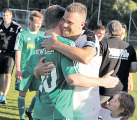 In Gontenschwil hatten alle Grund zur Freude: Daniel Kurmann (l.) gratuliert Stefan Oppliger, demCaptain des FC Kölliken – Beide schafften sie den Ligaerhalt. (Bild: olüscher)