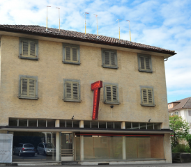 Ein Haus mit Geschichte an der Alten Strasse Reinach: Vom ehemaligen Spezialbekleidungshaus Leutwyler zu Herrenmode Lüthy.